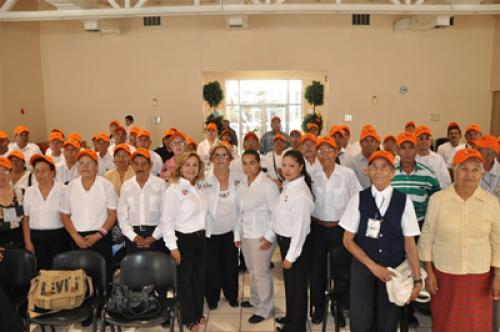 Exhortan a abuelitos empacadores a trabajar con amor